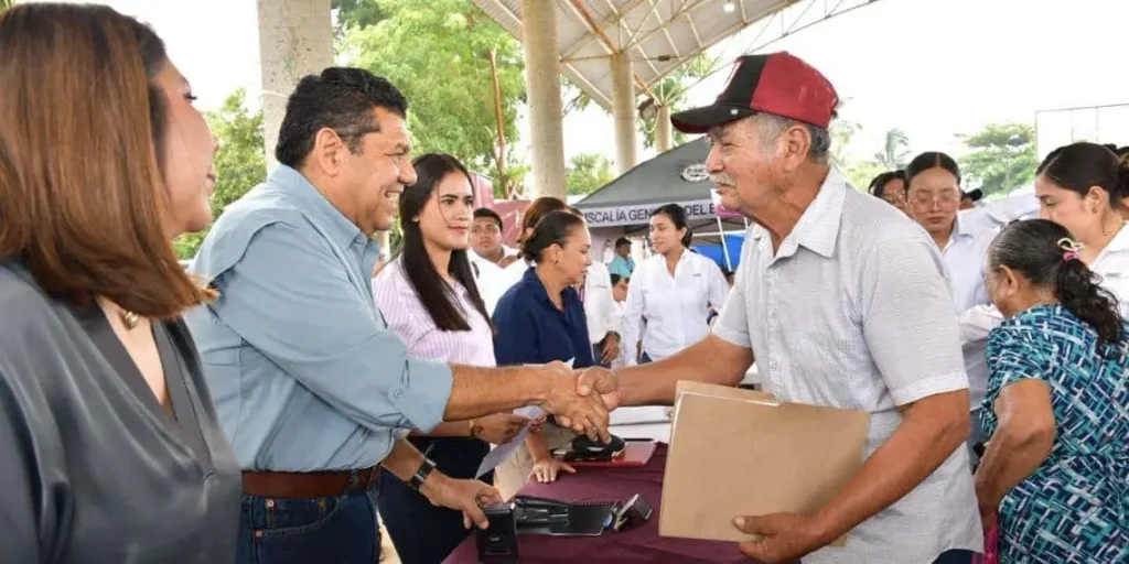 Inversión en infraestructura y servicios gratuitos en Huimanguillo