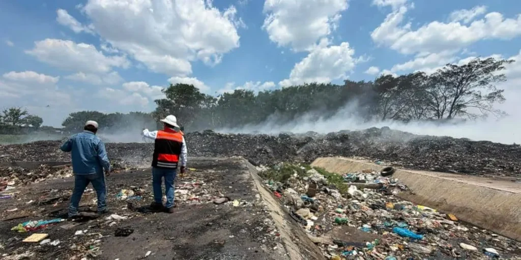 Protección Civil y autoridades trabajan en incendio
