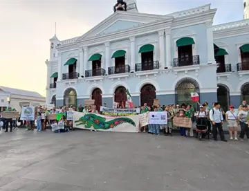 Marchan en defensa de Paseo Tabasco; exigen reunión con May