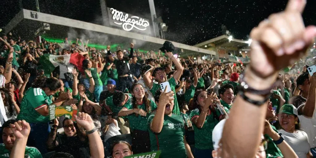 Estadio Centenario 27 de Febrero abarrotado por aficionados