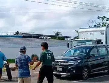 Bloquean habitantes de Macultepec la Villahermosa-Frontera por falta de agua potable