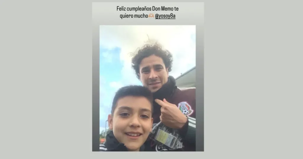 Gil Mora conmueve a Guillermo Ochoa con una foto de cuando era niño junto al portero