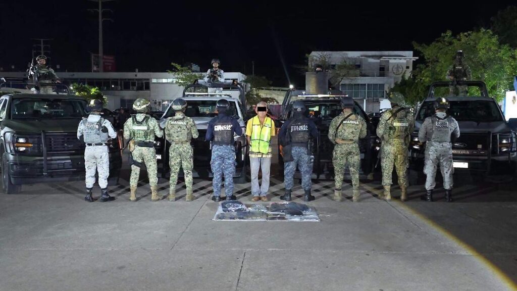 Detienen a El Chato de 68 años con arma larga y presunta droga en Centro