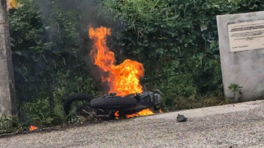 Motocicleta se incendia tras choque en Centla; hay un lesionado