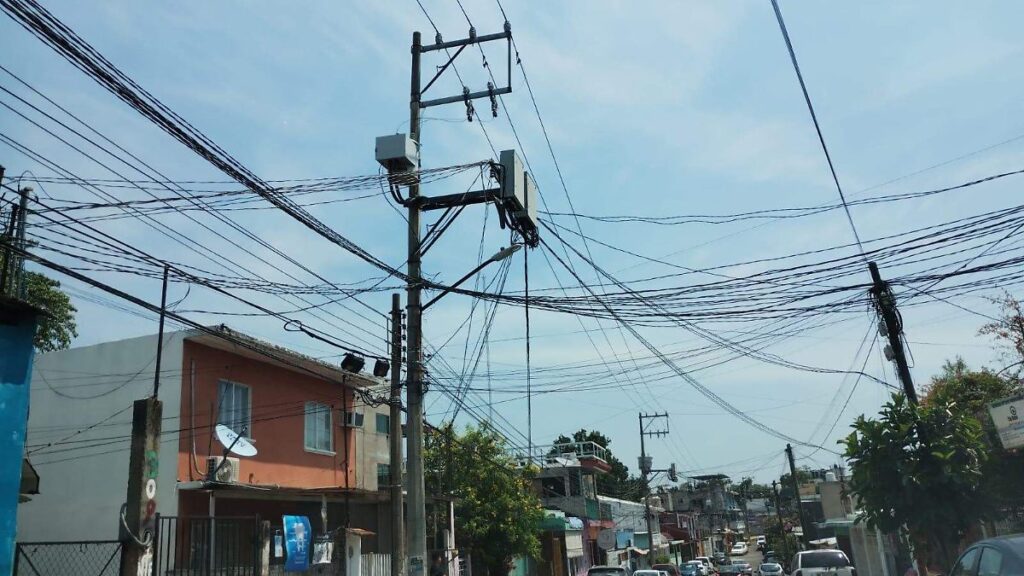 Lluvias reactivan apagones y bloqueos en Tabasco