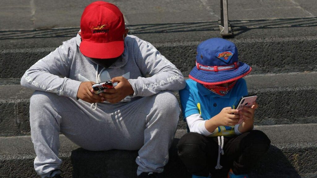 Tabasco busca regular uso de celulares y tabletas el próximo ciclo escolar