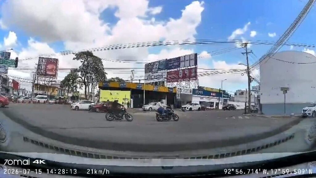 Captan a policía vial derribando a motociclista en Villahermosa