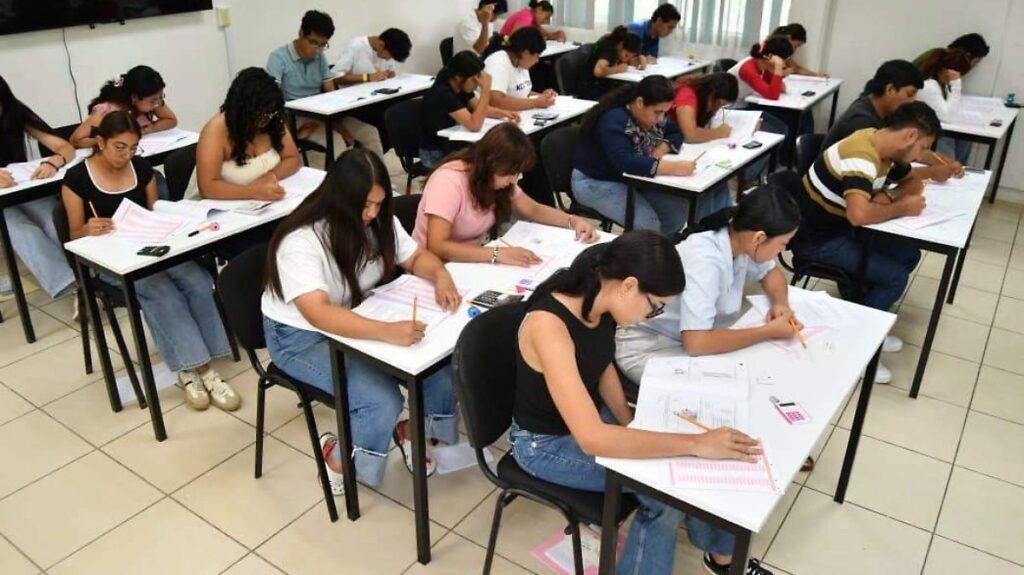 UJAT analiza reconversión de carreras poco demandadas; aumentará espacios en Medicina