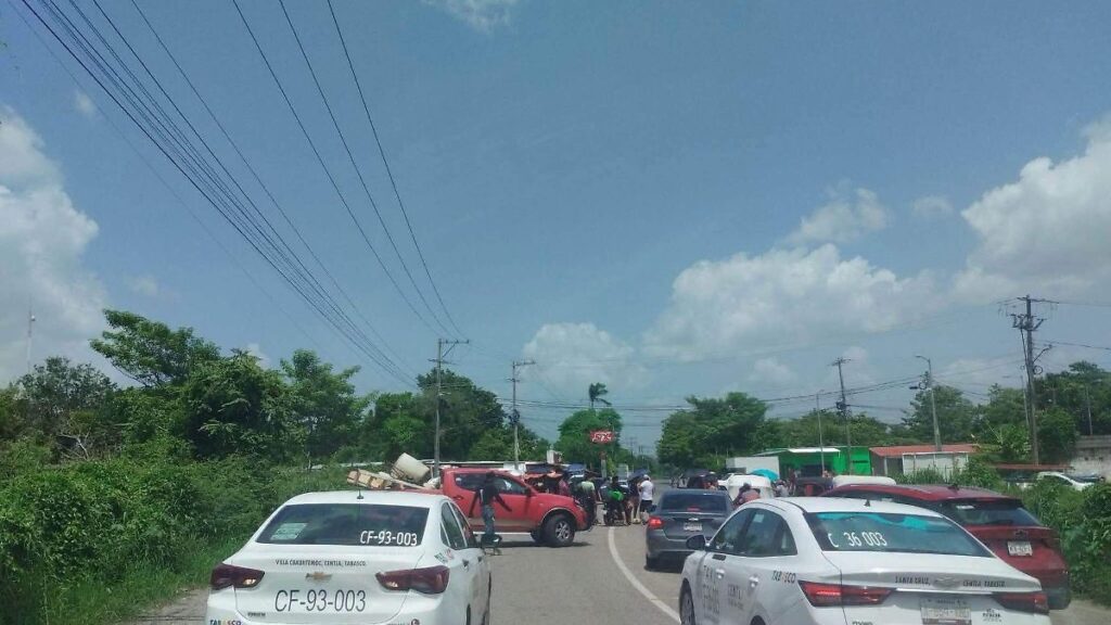 Feria en Vicente Guerrero, Centla, provoca apagones; habitantes con bloqueo exigen solución