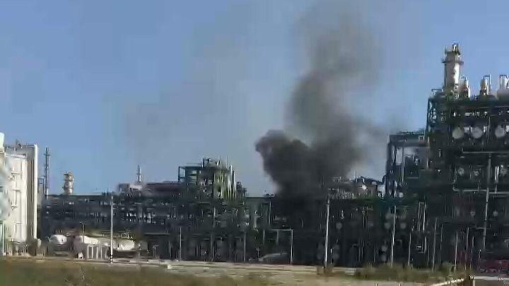 Sofocan conato de incendio por fuga en la Refinería Olmeca