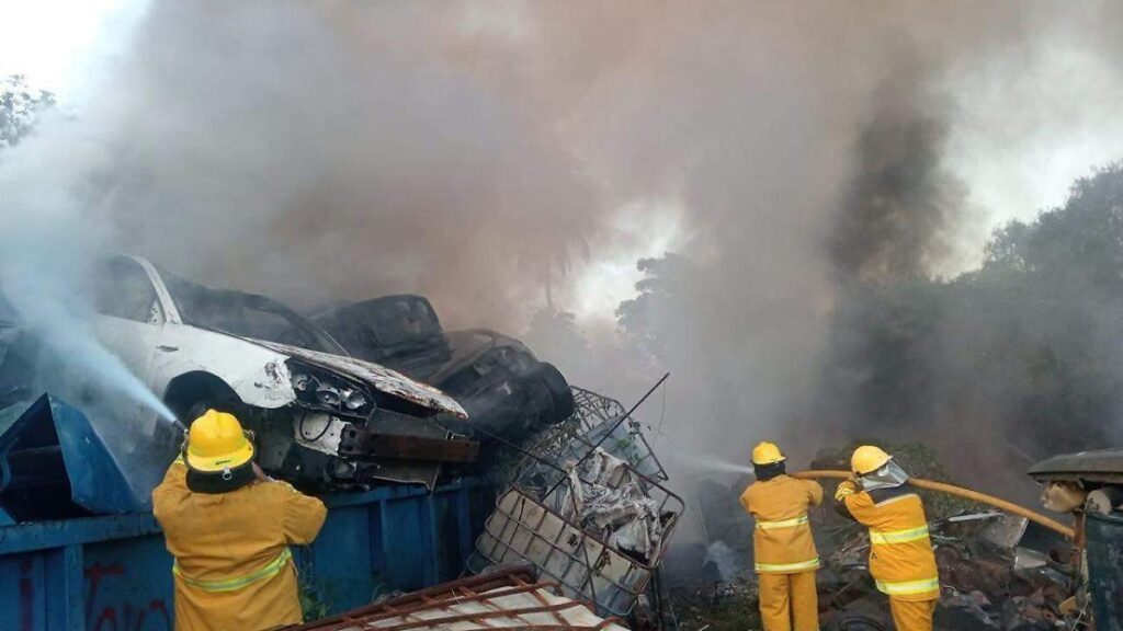 Incendio en chatarrera de Paraíso moviliza a cuerpos de emergencia