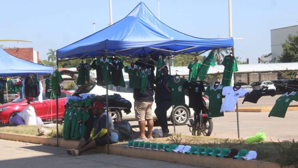 Aumentan puestos ambulantes y ventas de camisetas de México