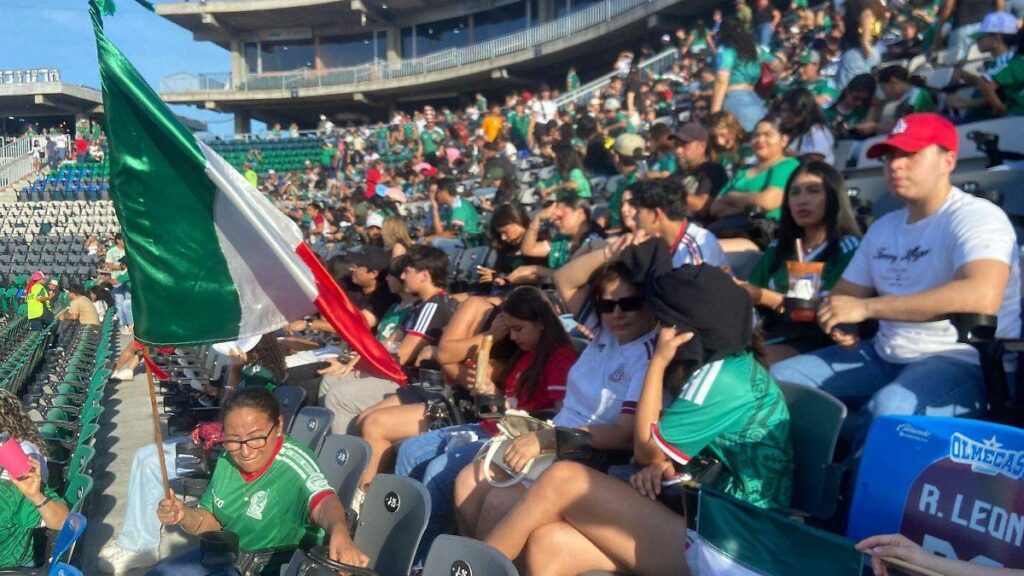 Cientos de familias llenan el Centenario para apoyar a México ante Inglaterra
