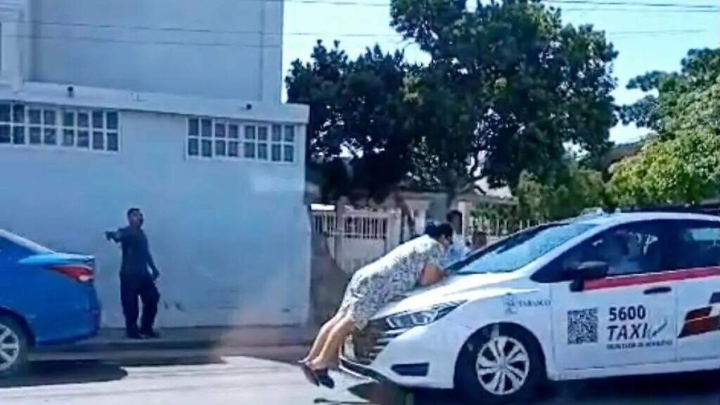 Captan a taxista circulando con mujer sobre el cofre en Villahermosa