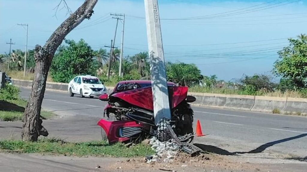 Accidente en Las Rosas provoca corte de luz tras choque con poste de CFE