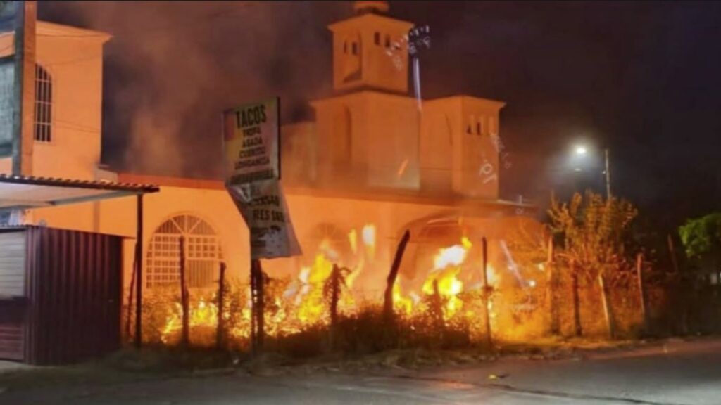 Arde templo en Río Viejo; rafagas de viento avivan el fuego