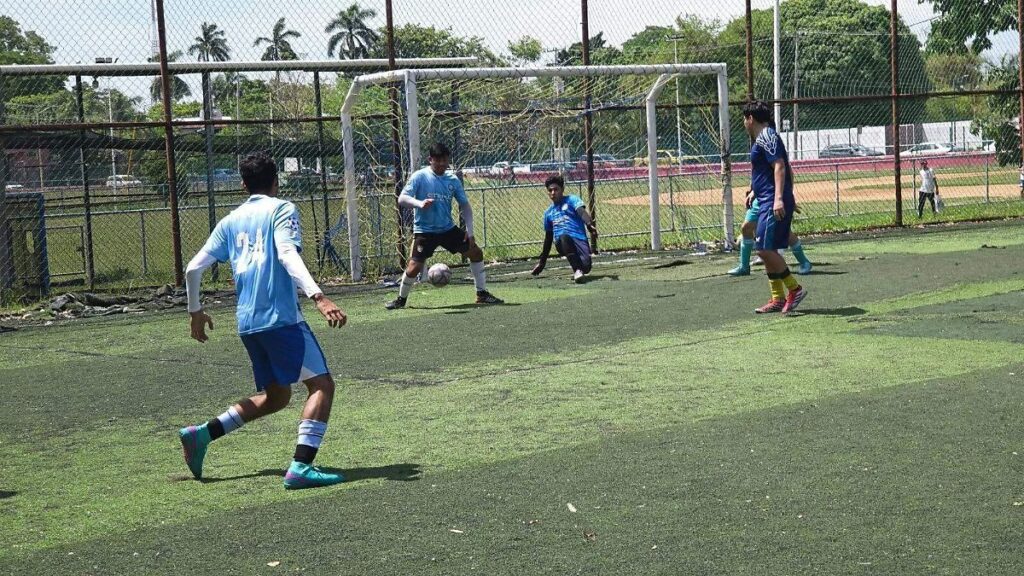 Serranitos y Real IFAT lideran la Liga de Fútbol de Medios