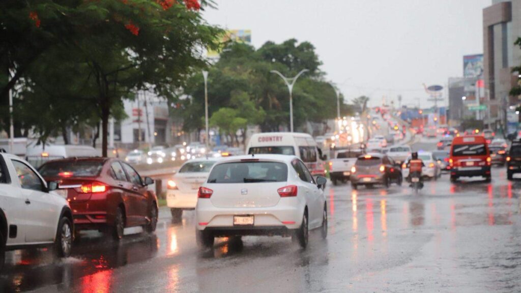 Lluvia deja encharcamientos y tránsito lento en zonas de Villahermosa