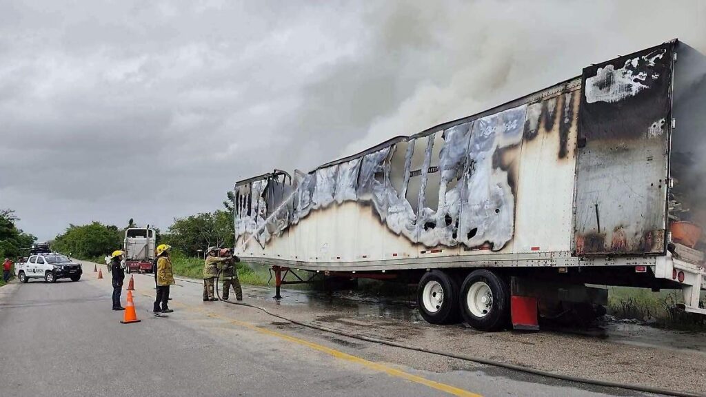 Arde tráiler con chatarra en la Escárcega–Villahermosa y paraliza el tráfico
