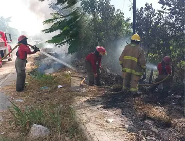 Acumulación de basura aviva incendio de pastizal en la carretera Teapa-Villahermosa