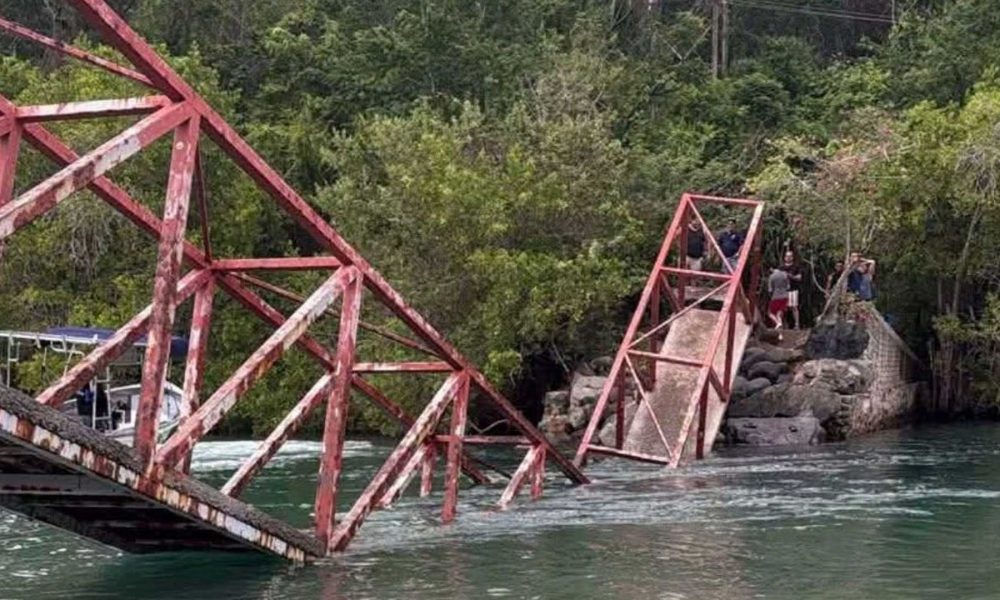 Colapsa puente peatonal en playa de Manzanillo; dos lesionados