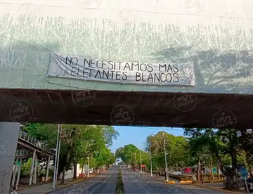No necesitamos más elefantes blancos: cuelgan manta en el Musevi para pronunciarse en contra del Villahermosa 2030