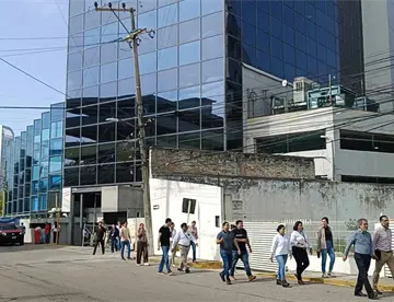 Sismos de 6.8 y 7.4 con epicentro en Chiapas activa evacuaciones en Tabasco; se reporta saldo blanco