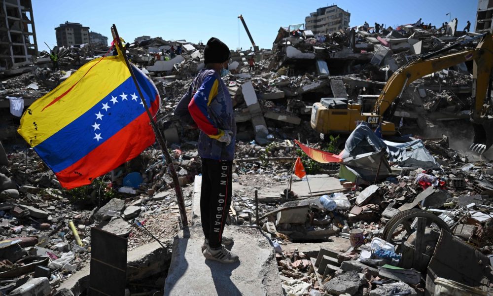 Venezuela suma 3 mil 811 muertos tras terremotos; continúan labores de rescate