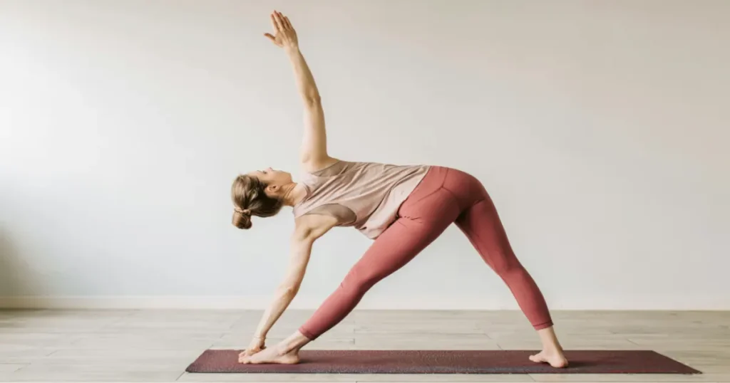 Vinyasa Yoga: cómo se practica, cuáles son sus beneficios y qué efectos puede tener en el cuerpo