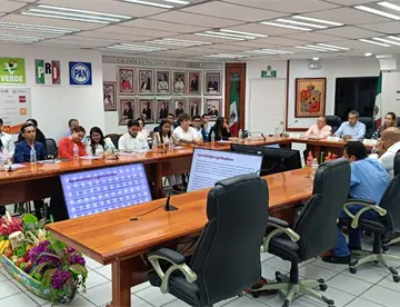 Se gradúan 28 jóvenes de la primera generación de la 'Escuela de Participación Ciudadana del IEPCT'