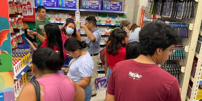 Realizan padres compra de útiles