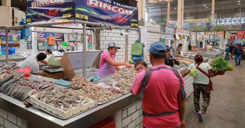 Comercio de colonias asfixia al mercado Pino Suárez; ventas caen al 60%