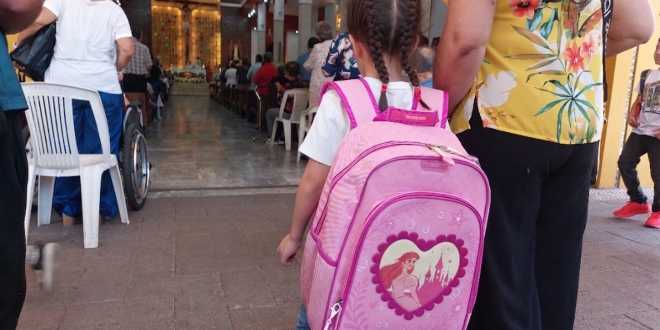 Preparados para el regreso a clases; bendicen mochilas