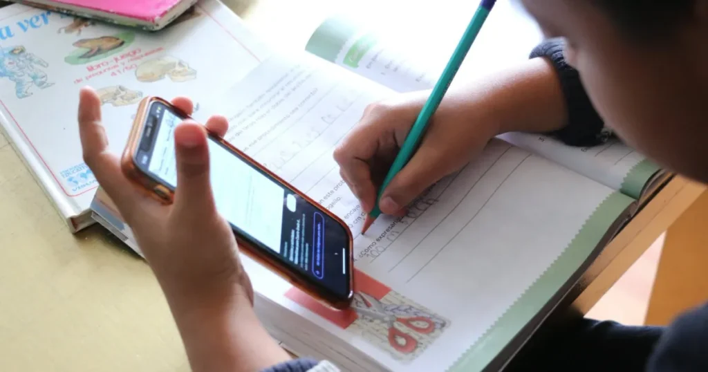 Uso de celulares en aulas genera debate