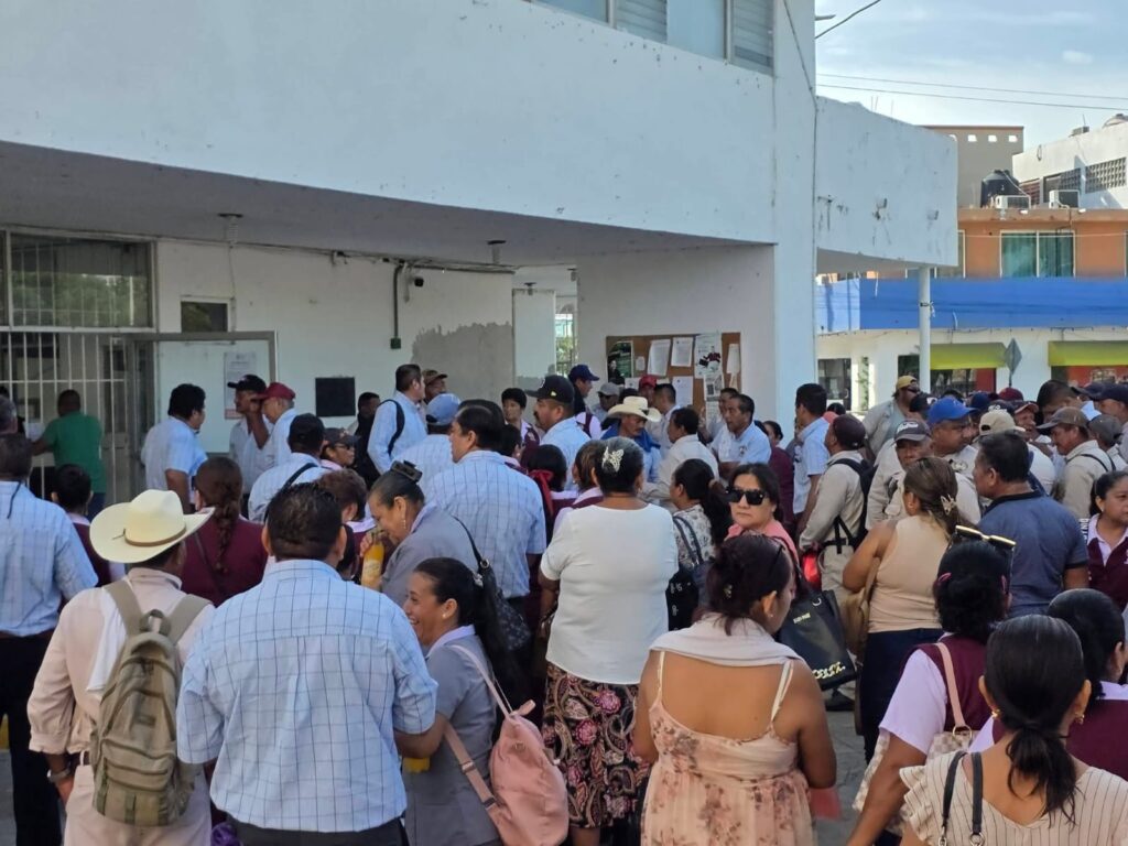 Sindicalizados protestan frente al Ayuntamiento de Paraíso; exigen pago de bono de útiles escolares
