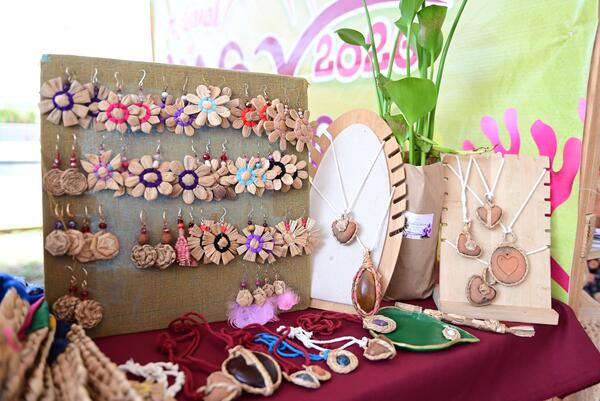 Artesana convierte lirio acuático en productos sustentables