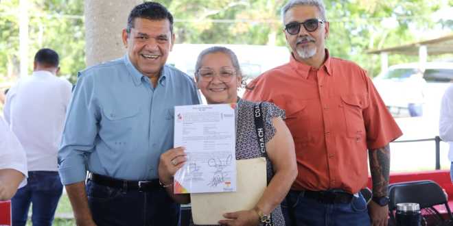 Con entrega de títulos de propiedad, dan certeza jurídica a tenosiquenses