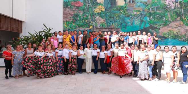 Reconoce Yolanda Osuna a mujeres artesanas