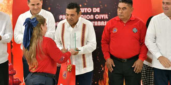 Javier May reconoce labor de bomberos tabasqueños en su día