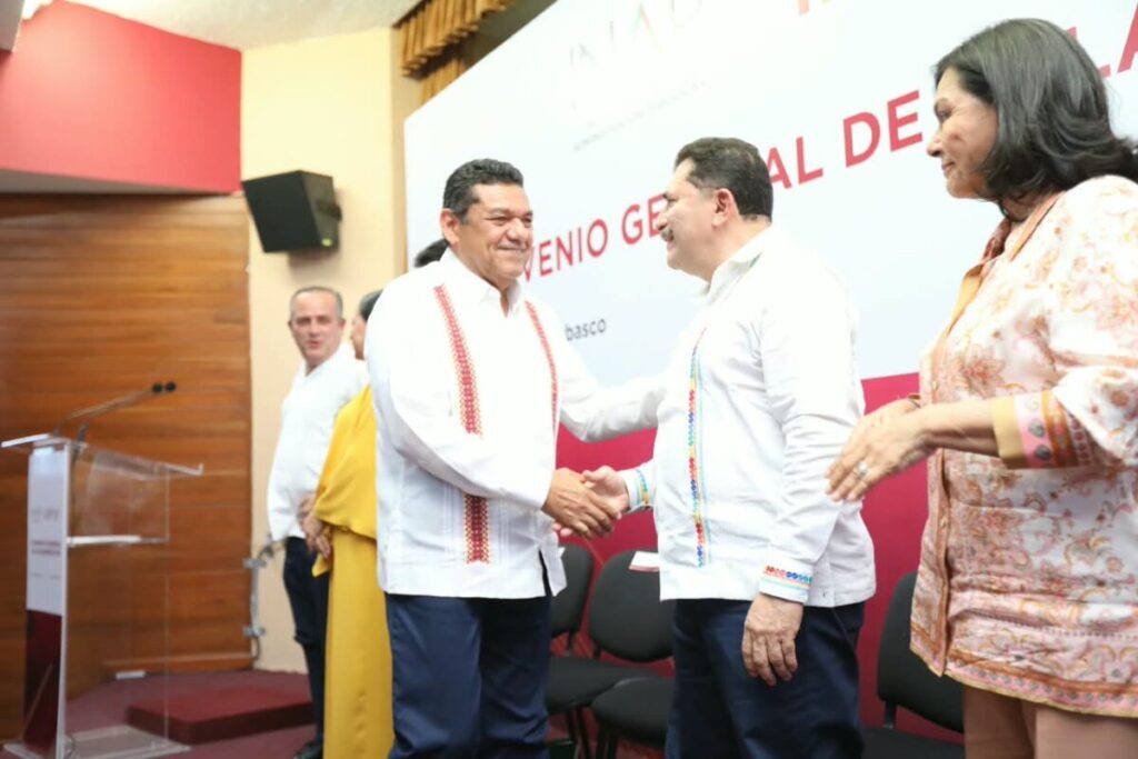 Servidores públicos deben estar bien preparados para atender a población: Javier May; firma como testigo de honor en convenio entre INAP e IAP