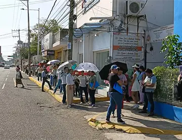 Padres de familia bloquean Méndez y Mina en Villahermosa; padres exigen espacios en preparatorias cercanas
