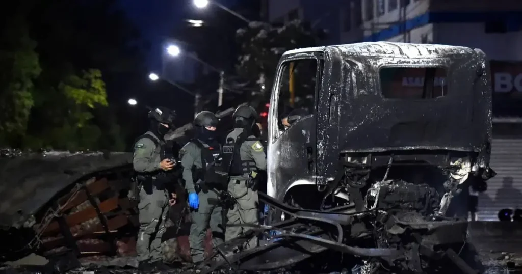 Camión bomba estalla frente a estación de policía en Colombia