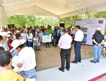 Javier May entrega tarjetas de Bienestar y supervisa construcción de camino en Jonuta