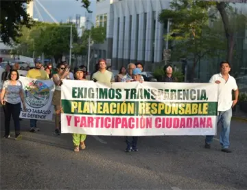 Ciudadanos marchan de río a río por transparencia del Villahermosa 2030