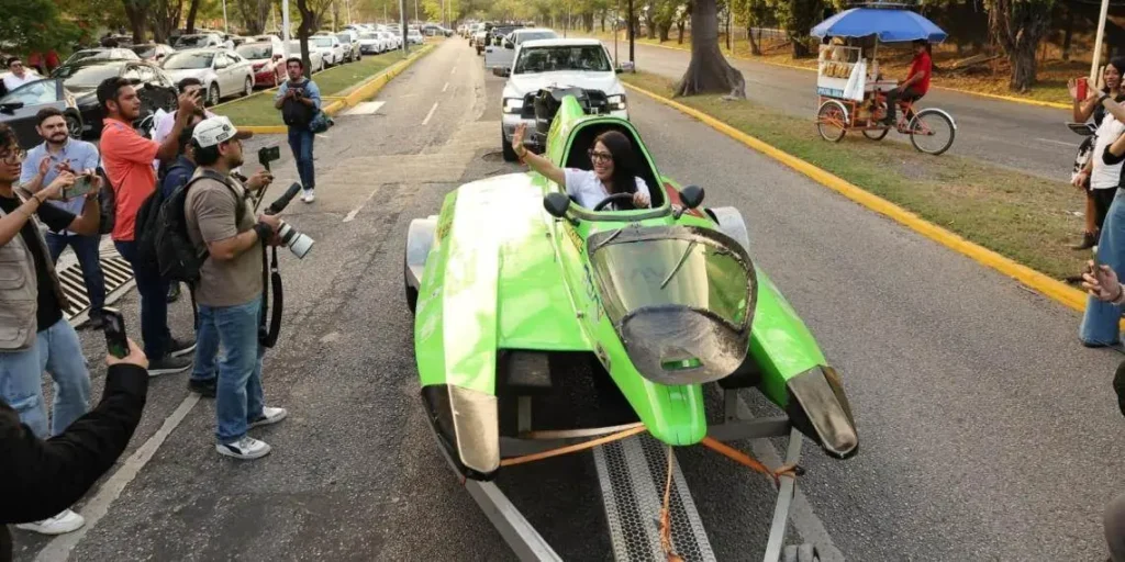 Pilotos y lanchas desfilan en evento deportivo