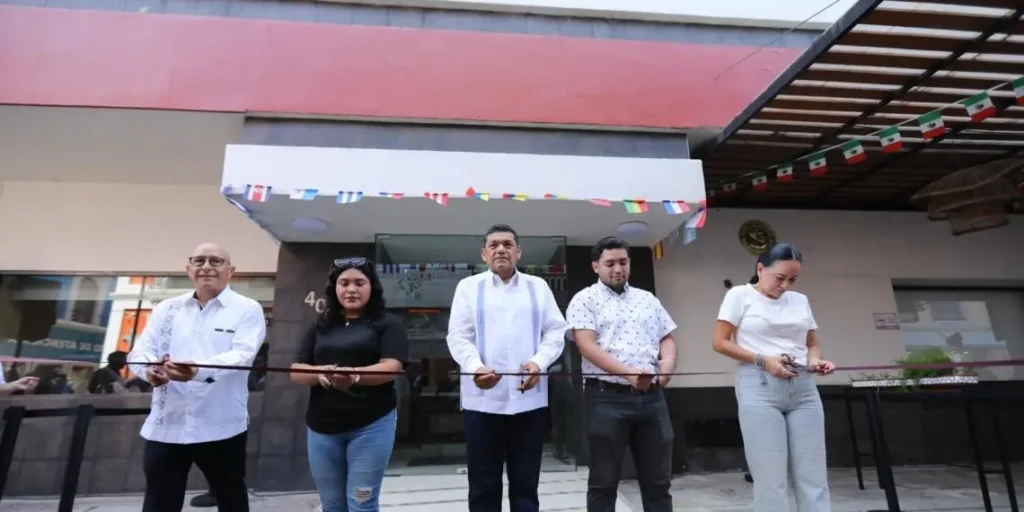 Gobernador Javier May respalda a estudiantes en residencia