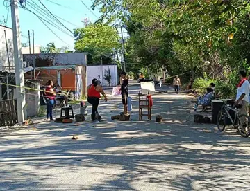 Bloquean carretera a Bosques habitantes de la ranchería Emiliano Zapata por falta de energía eléctrica desde hace 3 días