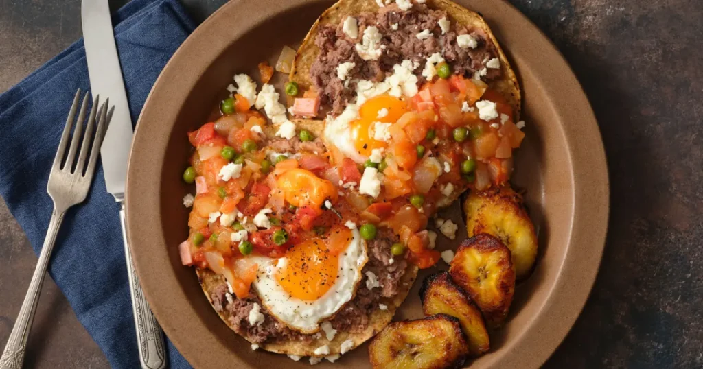 La mejor receta de huevos motuleños, tradicional