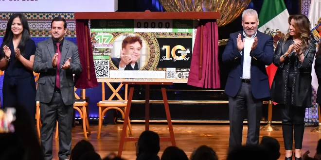 Develan billete conmemorativo de Juan Gabriel a 10 años de su fallecimiento