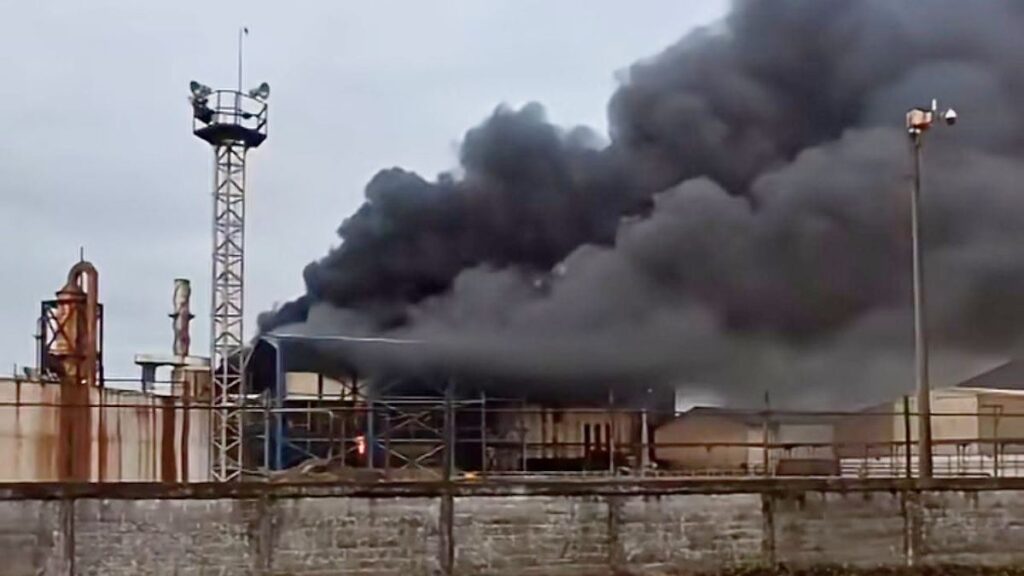 Incendio controlado en ingenio azucarero Santa Rosalía en Cárdenas